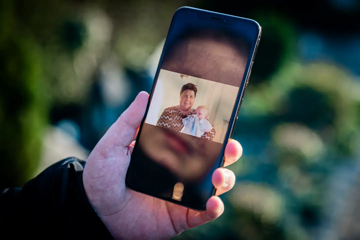 Her ses billede af 40-årige Anja Jensen sammen med et af sine tre børnebørn, der bliver døbt. 17. april døde Anja Jensen af blodprop i den ene lunge. Foto: Rasmus Laurvig/ Byrd