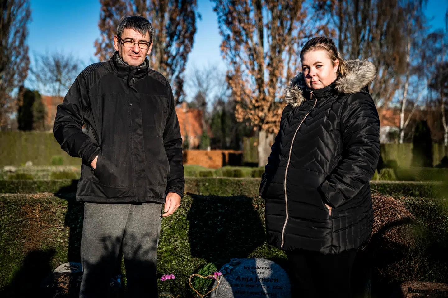 Enkemanden Karl Freddy Jensen og datteren Cecilie Wichmann står her ved Anja Jensens grav i Grenaa. Foto: Rasmus Laurvig/ Byrd