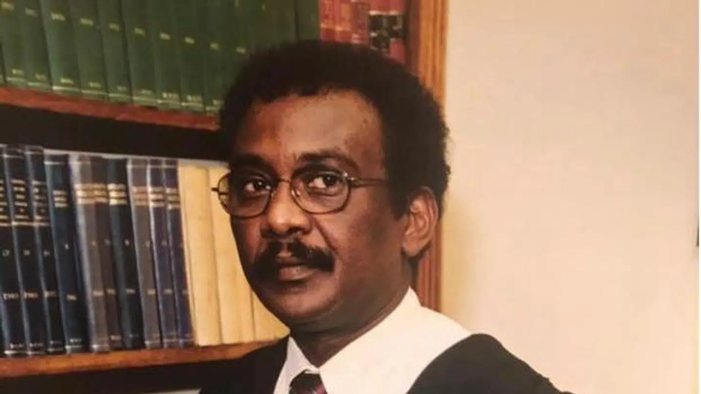 Lægen efterlader sig syv børn.