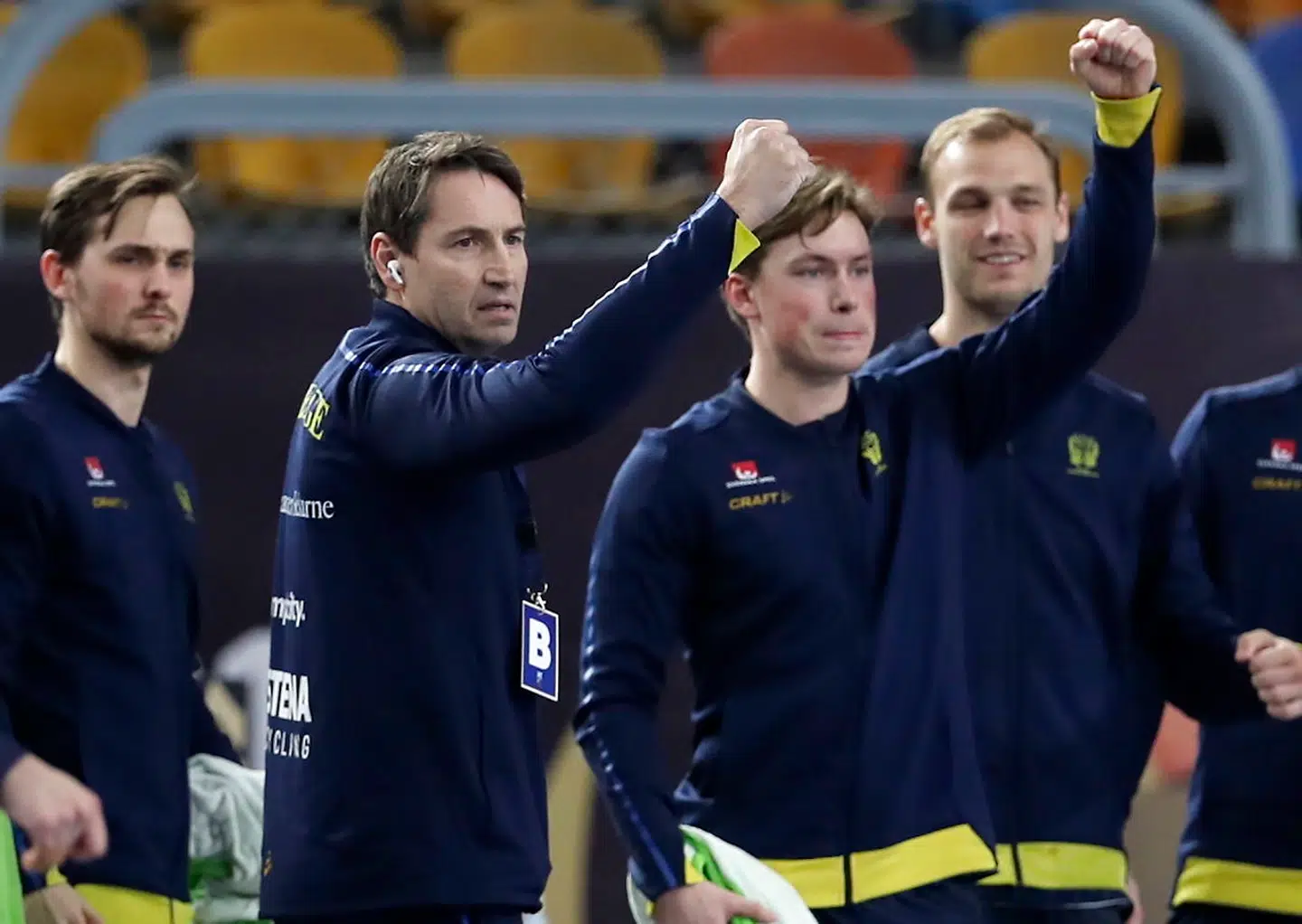 epa08963191 Sweden's coach Glenn Solberg (2-L) and his players react during the Main Round match between Russia and Sweden at the 27th Men's Handball World Championship in Cairo, Egypt, 24 January 2021. EPA/Mohamed Abd El Ghany / POOL