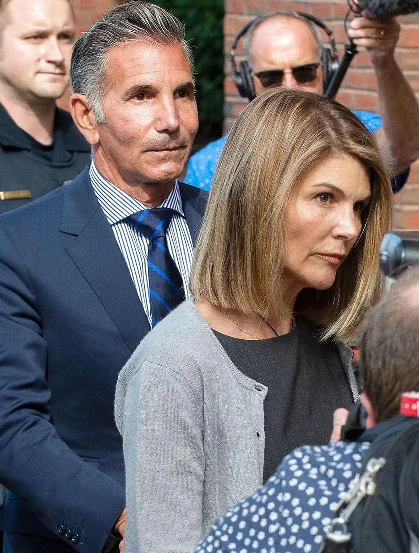 Lori Loughlin mand, Mossimo Giannulli, mente, at han burde blive løsladt, fordi han har været i coronakarantæne.