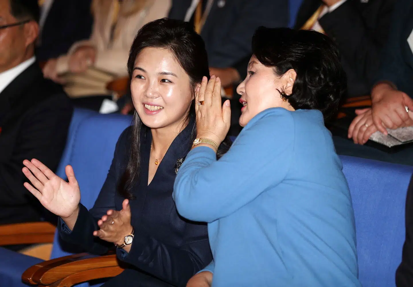 Her ses Sydkoreas førstedame, Kim Jung-sook (til højre), snakke med Ri Sol-ju i 2018.