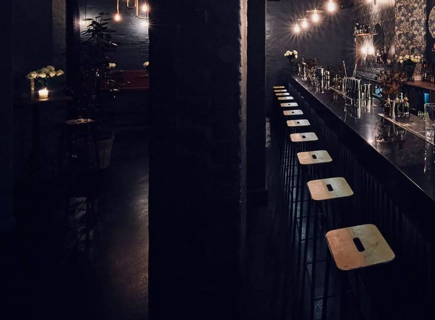 Nedlukning. Ingen sene nattescoringer i baren.