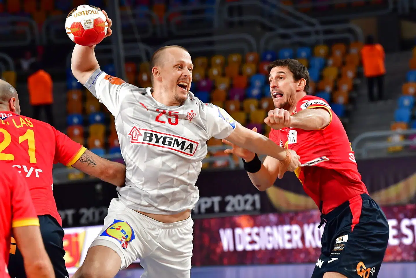 KAIRO 20210129 Danmarks Morten Olsen gör mål under semifinalen mellan Spanien och Danmark i handbolls-VM i Egypten. Foto: Jonas Ekströmer/TT kod: 10030. (Foto: 10030 Jonas Ekströmer/TT/Scanpix 2021)