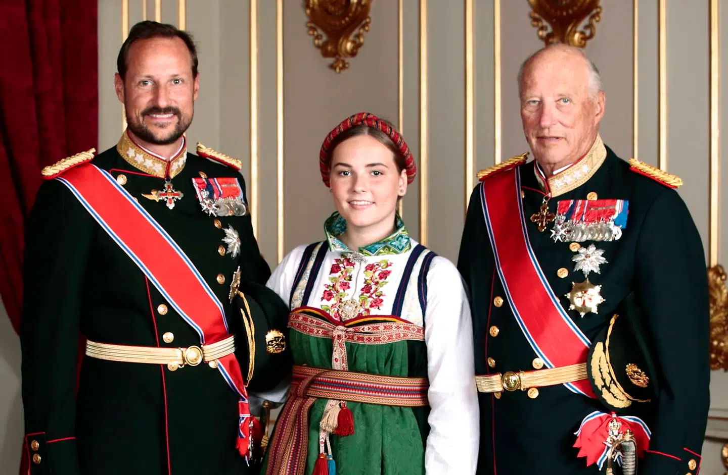 Her kong Harald med sønnen kronprins Haakon og barnebarnet prinsesse Ingrid Alexandra.