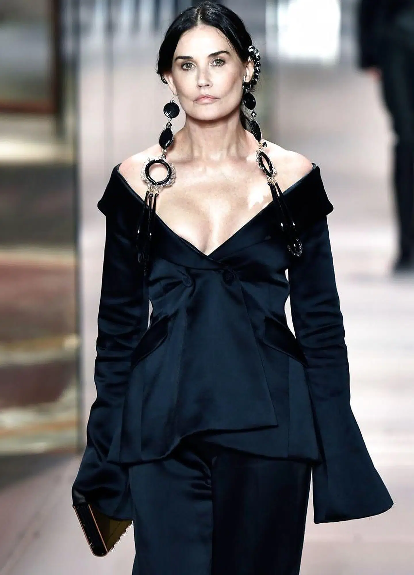 Demi Moore på catwalken i Paris onsdag.