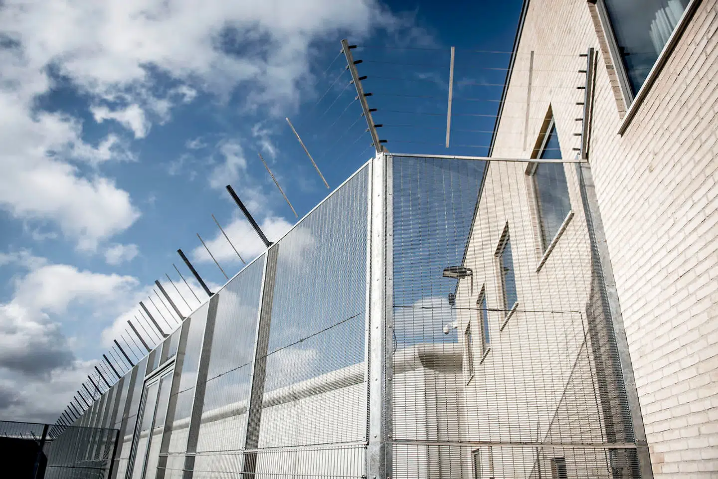 Peter Madsen er tilbage i det nye topsikrede Storstrøm Fængsel, hvor han ifølge sin forsvarer afsoner under meget restriktive regler.