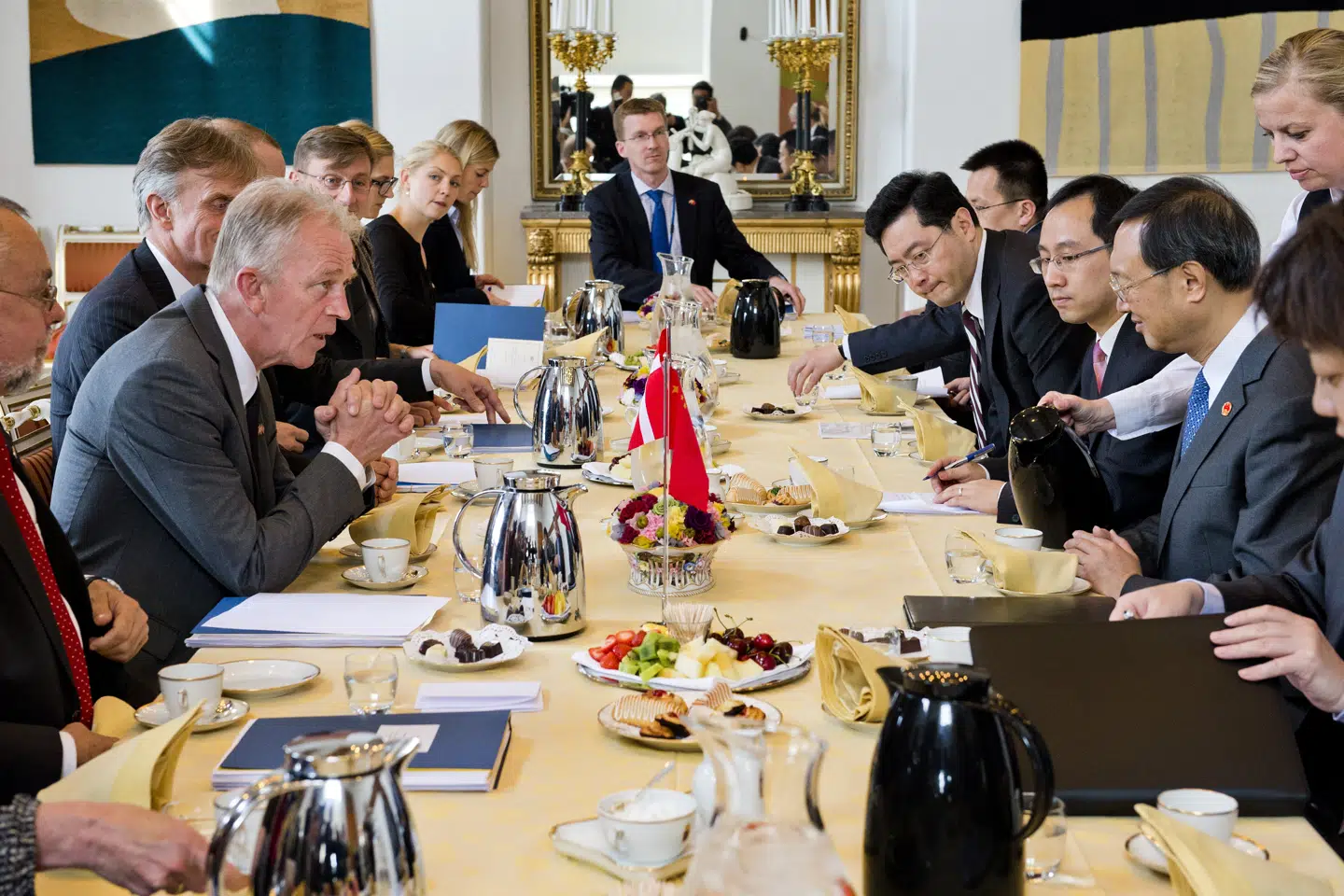 Under præsident Hu Jintaos statsbesøg i Danmark i 2012 havde udenrigsminister Villy Søvndal (SF) også et møde med sin kinesiske kollega, Yang Jiechi. Myndighedernes håndtering af dette og andre officielle besøg undersøges af Tibetkommissionen. Torsdag er der afhøringer af embedsmænd. (Arkivfoto) Søren Bidstrup/Ritzau Scanpix