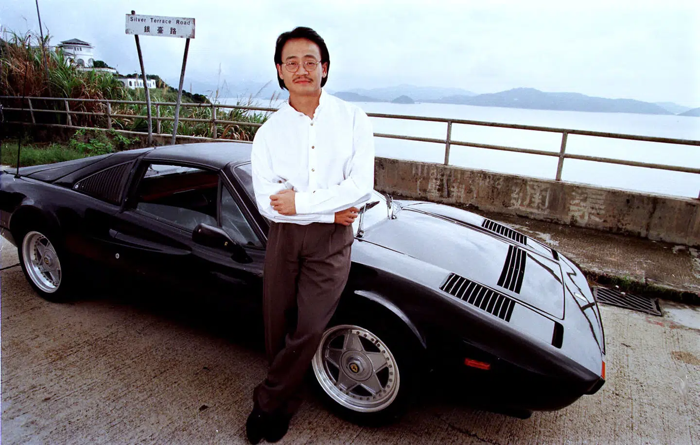 Multi-millionæren Pat Wong fra Hong Kong foran sin Ferrari. Arkivbillede fra 1984.