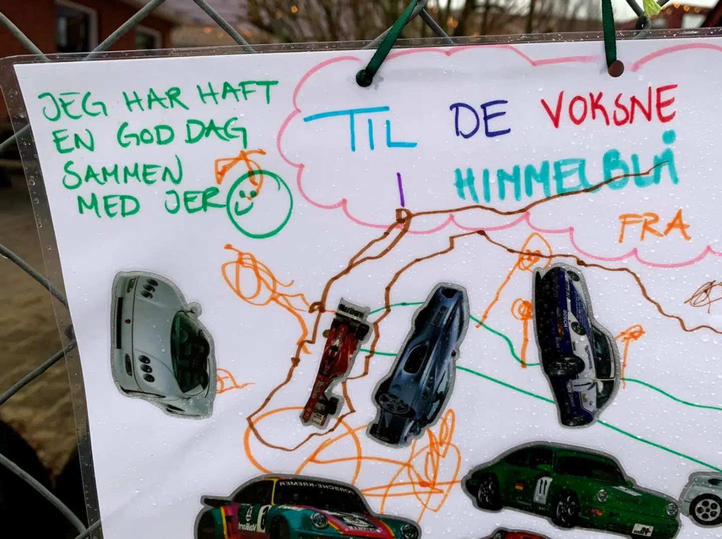 En af tegningerne på hegnet.