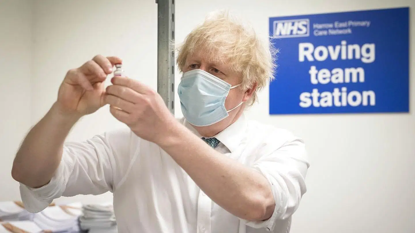 Premierminister Boris Johnson får vist, hvordan AstraZenecas vaccine bliver anvendt ved et vaccinecenter i London. Vaccinen er allerede godkendt i Storbrittanien.