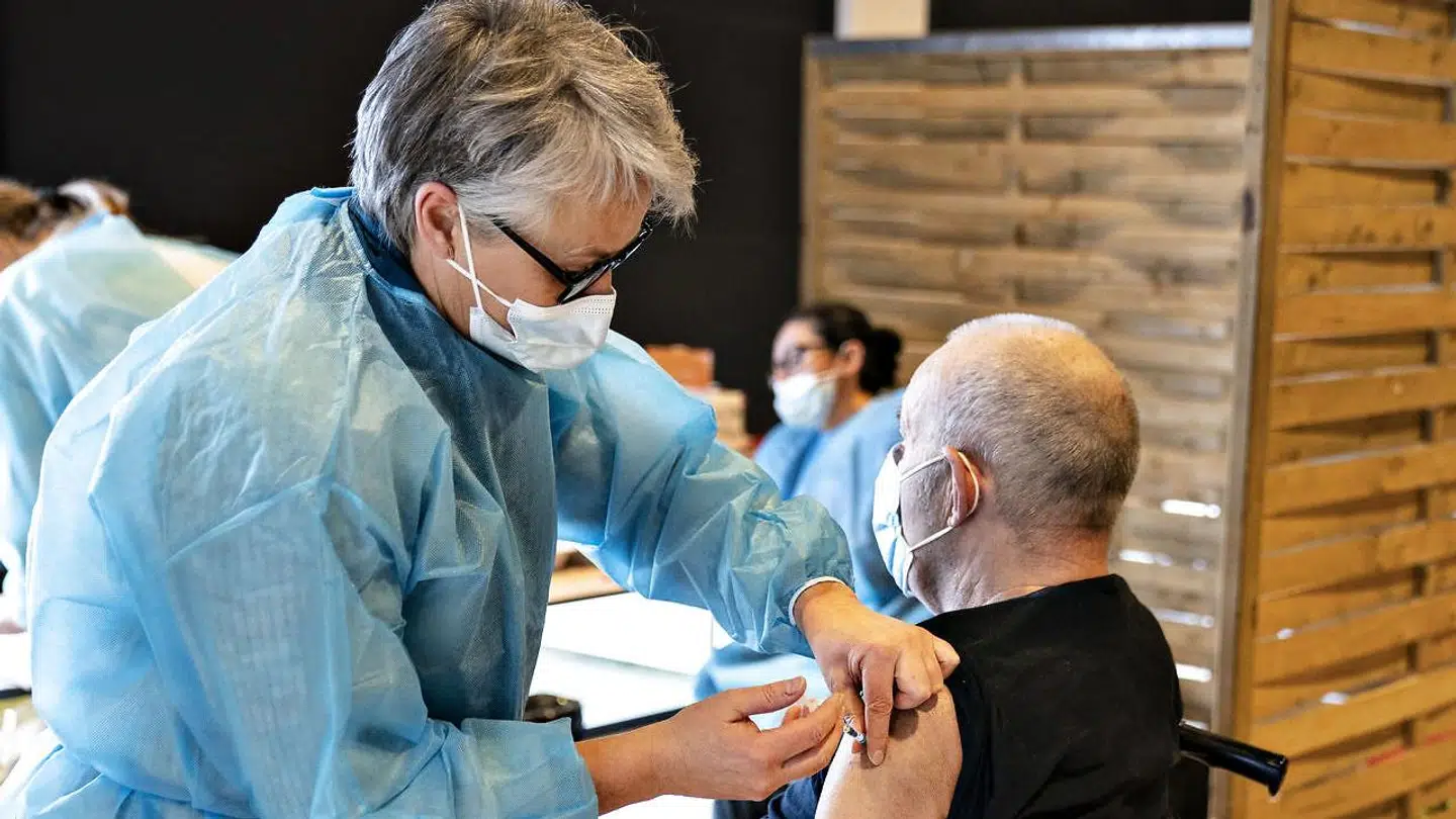 Myndighederne bør overveje at give de mest effektive vacciner til de ældre, siger Ole F. Olesen.