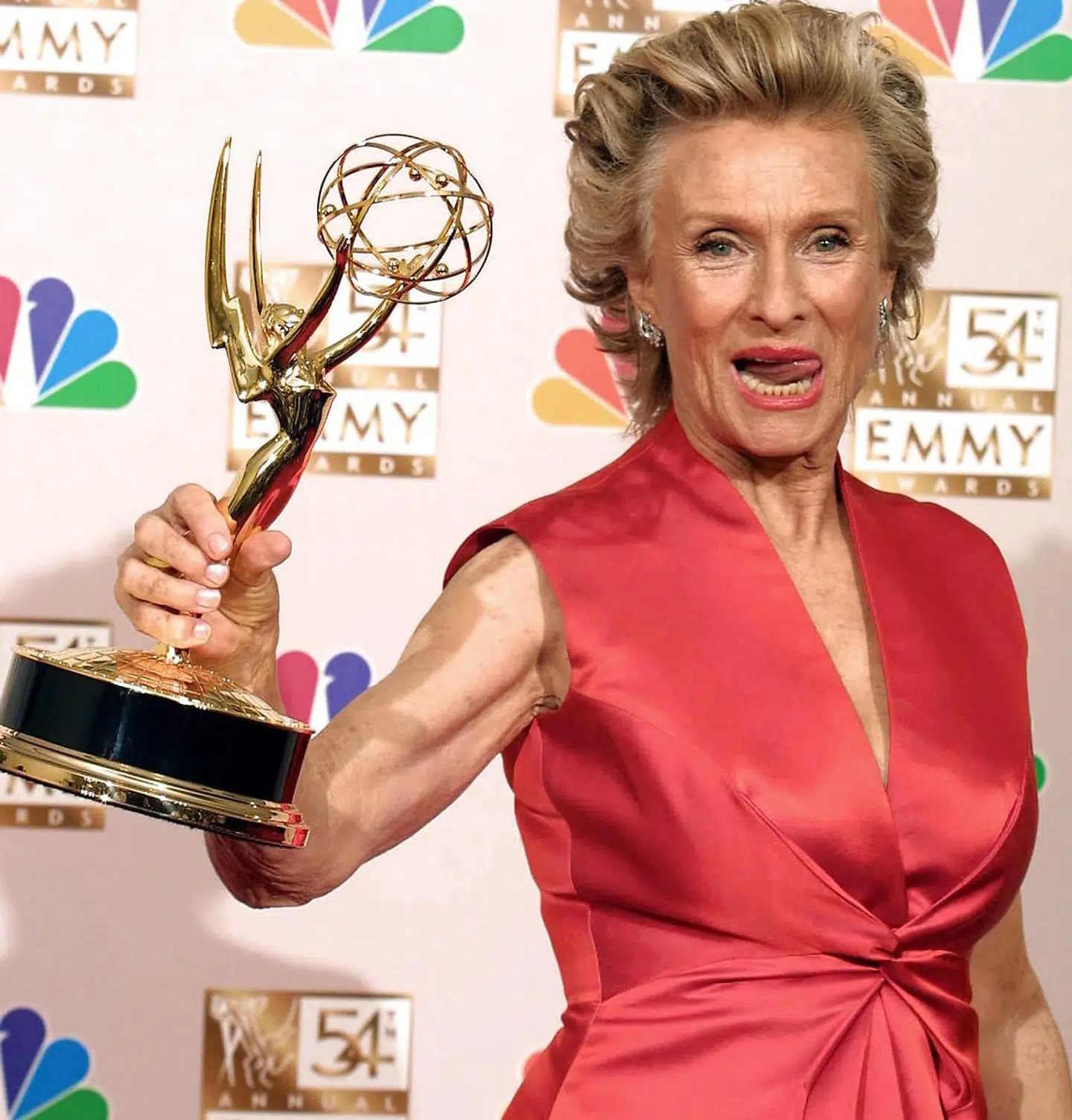 Cloris Leachman med en af de mange Emmy-priser, hun nåede at få gennem sin karriere.