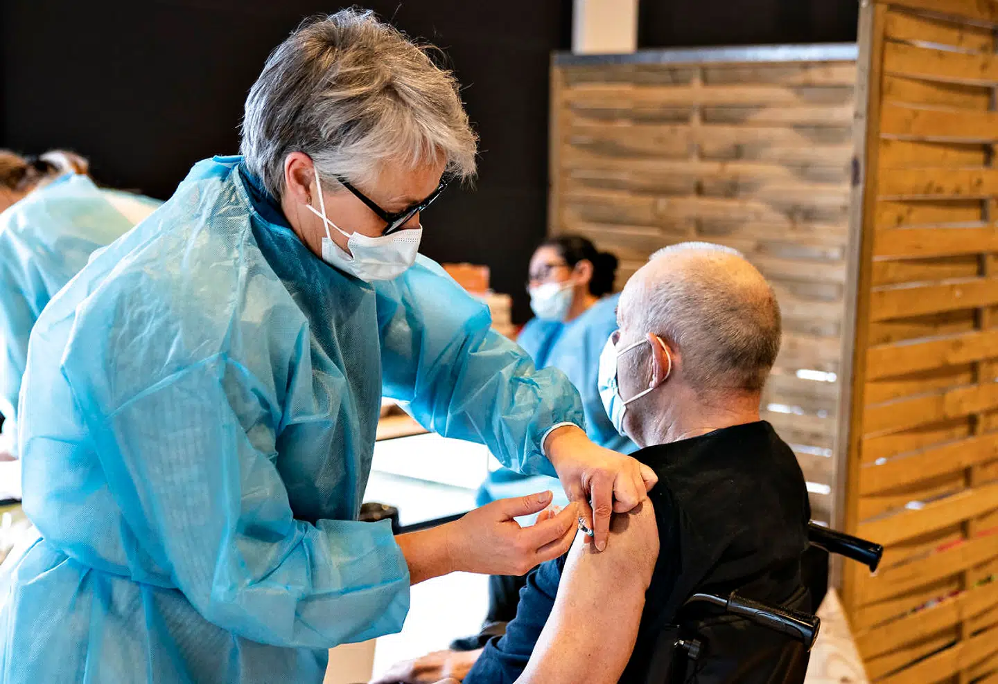 (ARKIV) Vaccination af +65 borgere, som både får personlig pleje og praktisk bistand fra kommunen, er her igang i Brovst Hallen, onsdag den 13. januar 2021. (Foto: Henning Bagger/Ritzau Scanpix)