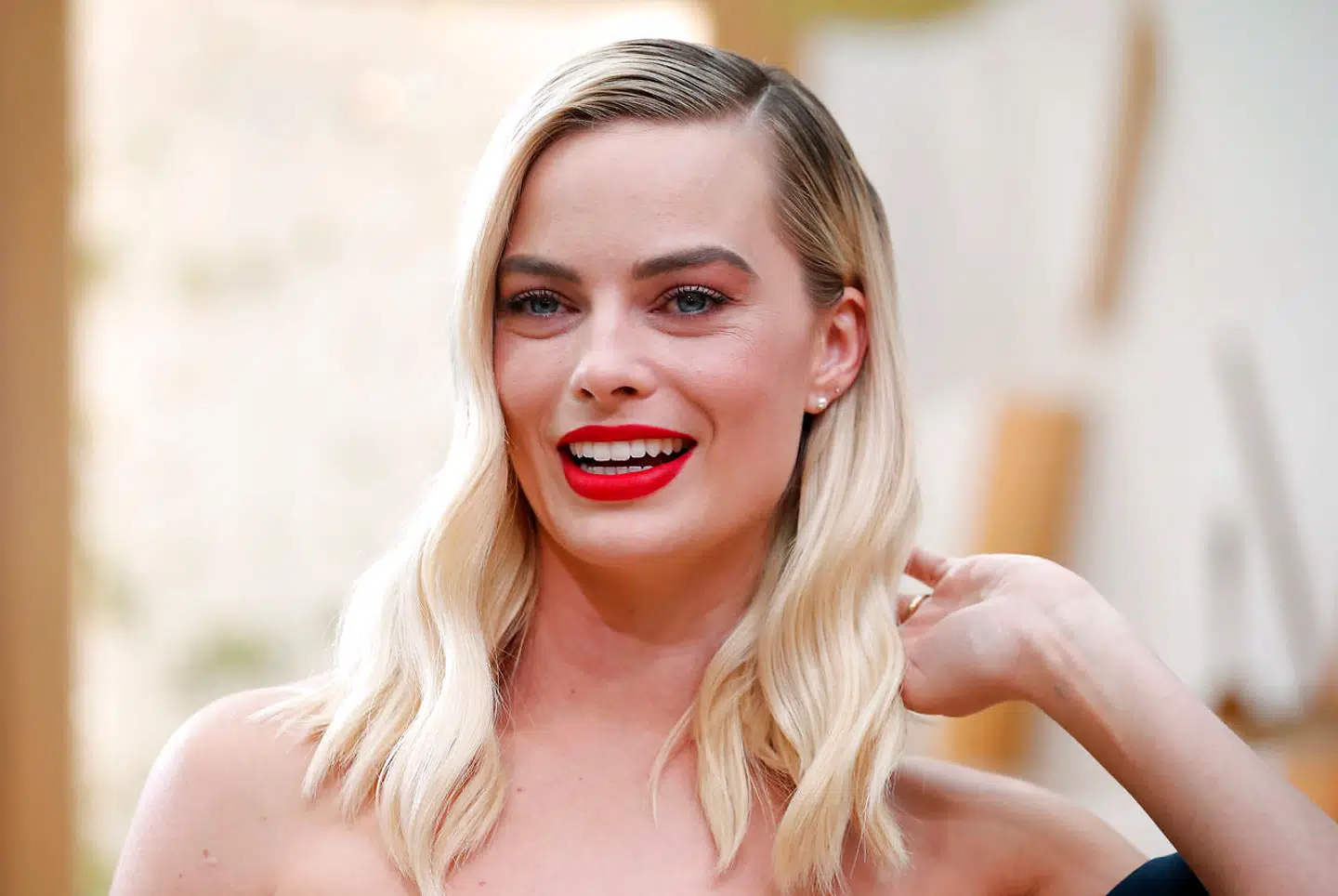 Varietys anmelder mente, at det i stedet skulle være Margot Robbie, filmens producer, som spillede rollen som Femme Fatale.
