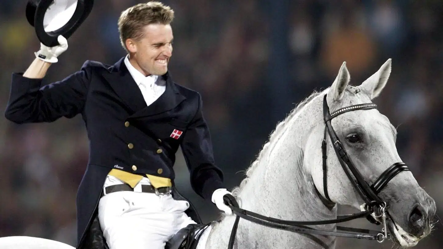 Andreas Helgstrand tog hatten af i ren jubel, efter han sammen med Blue Hors Matiné havde leveret den store præstation.