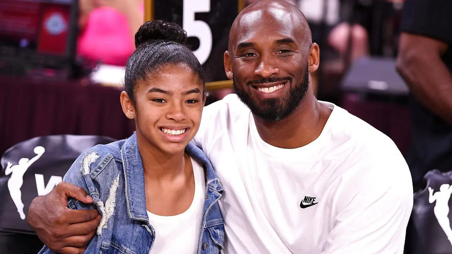 Kobe Bryant sammen med sin datter Gianna, der begge omkom i et tragisk styrt.
