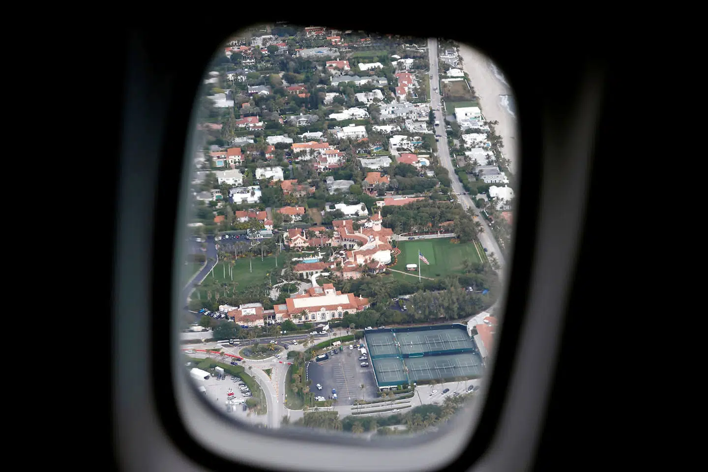 Donald Trumps private klub Mar-a-Lago i Palm Beach set fra et flyvindue.