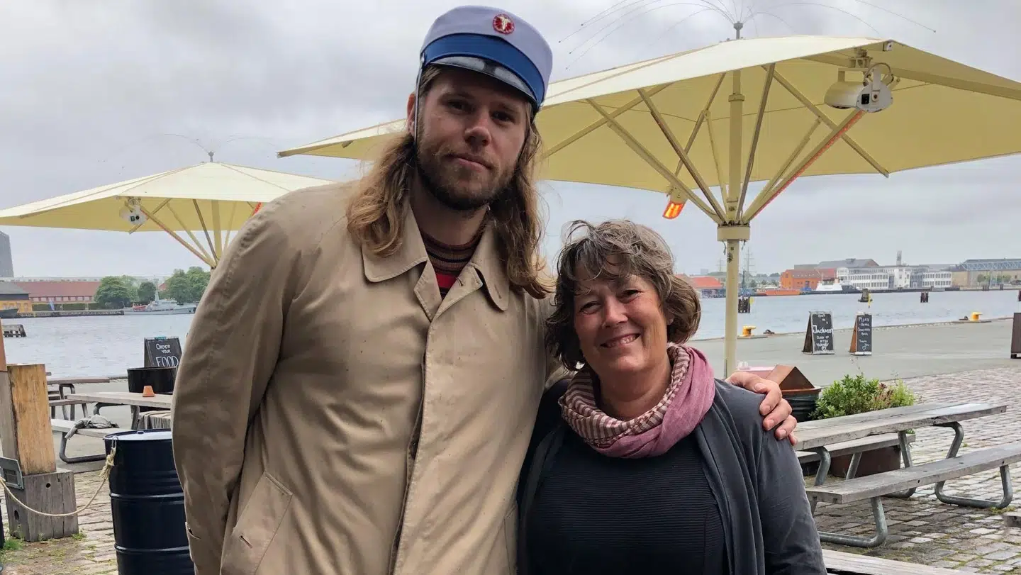 Mikkel Hansen fik lørdag sin studenterhue på. Her sammen med rektor fra Vestskoven Gymnasium, Trine Ladekarl Nellemann. B.T. har fået tilladelse til at bruge billedet.