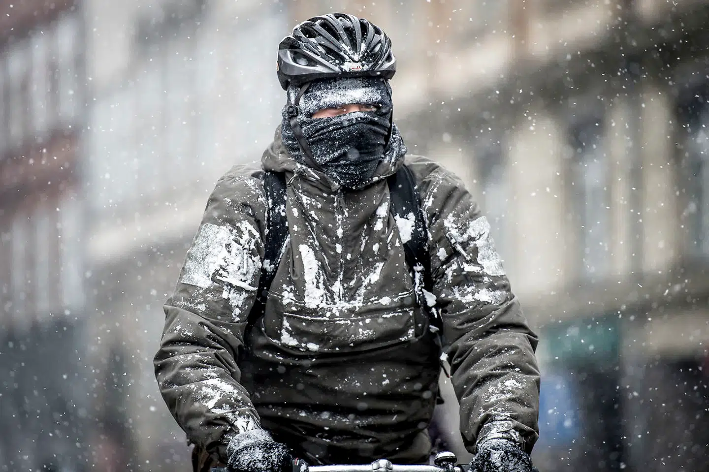 (ARKIV) Cyklister cykler i snevejr i København, mandag den 5. marts 2018..Der er god grund til at holde dig varm - også om næsen - for at undgå at blive smittet med en rigtig efterårs- og vinterklassiker. Det skriver Ritzau, onsdag den 14. oktober 2020.. (Foto: Mads Claus Rasmussen/Ritzau Scanpix)
