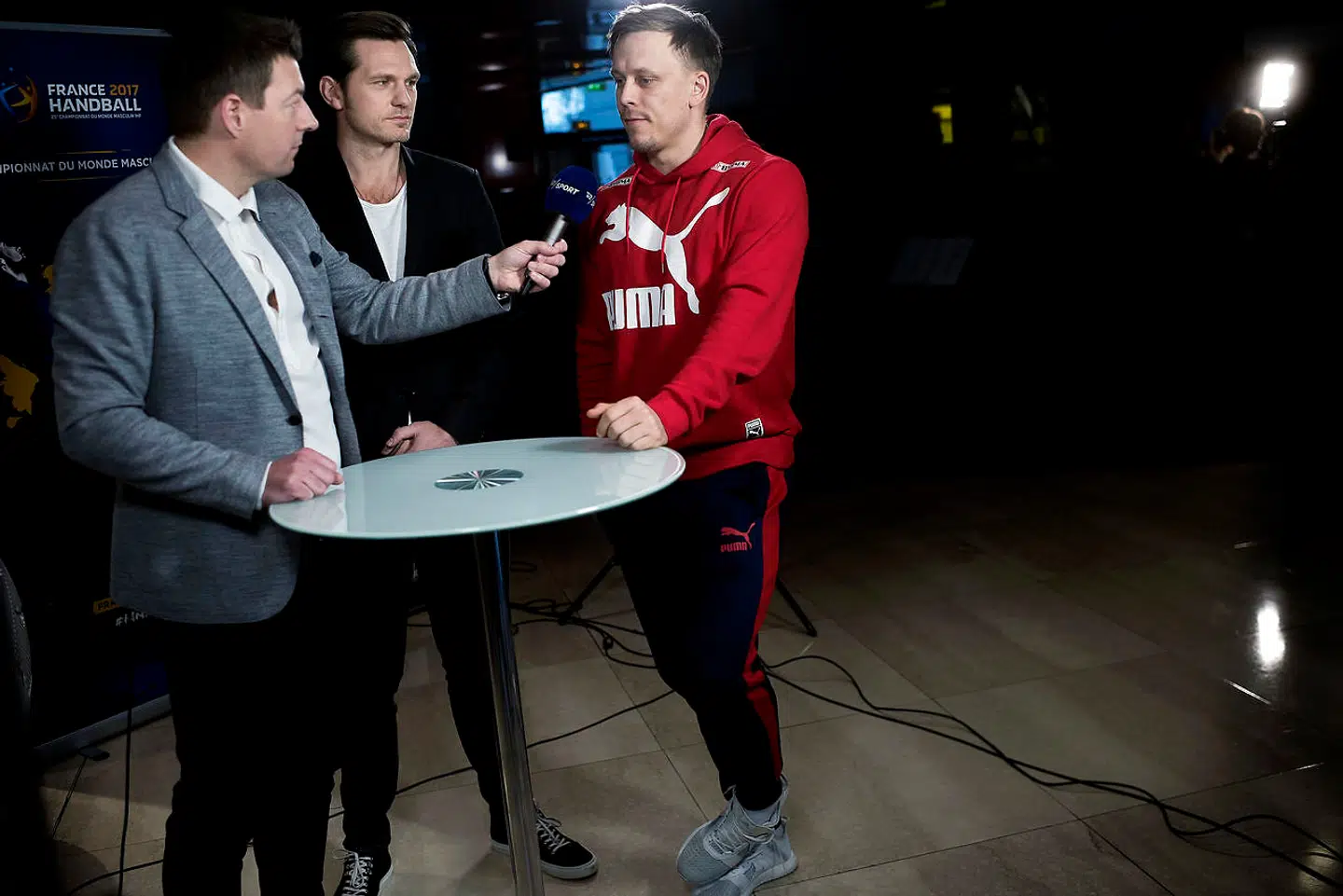 Morten Ankerdal (tv.) og Claus Møller Jakobsen (i midten) er to af de TV 2-medarbejdere, der også har været ramt af maveonde under VM-slutrunden.
