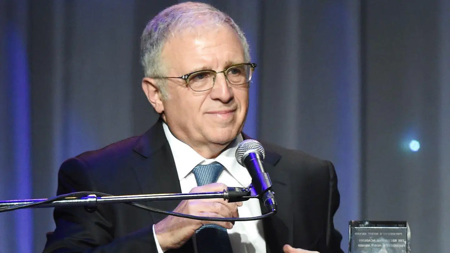 Underholdningsmogulen Irving Azoff bliver anklaget for at have anskaffet sig adskillige doser af vaccinen, som han har givet videre til sine nærmeste.