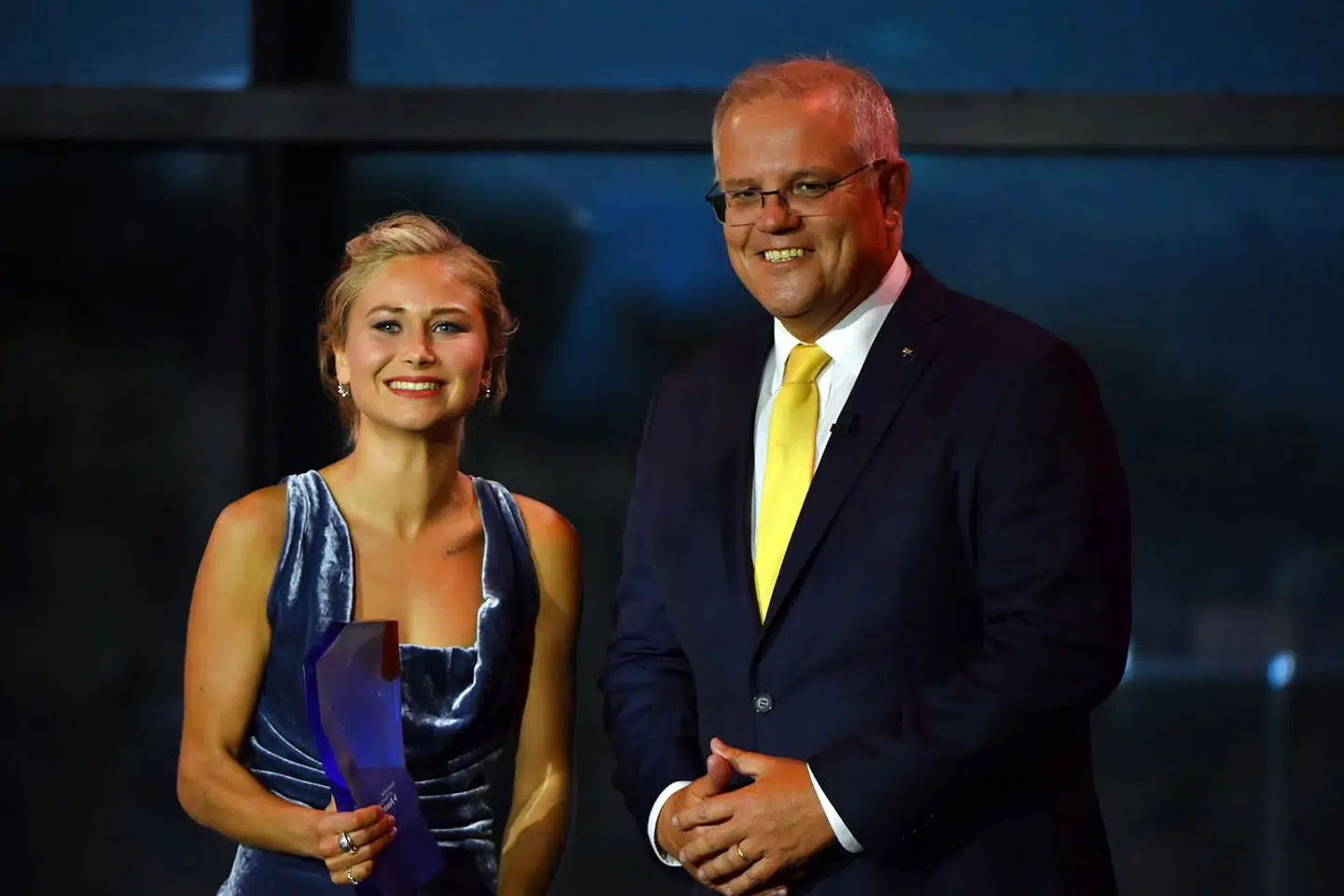 Den australske premierminister Scott Morrison overrakte prisen til Grace Tame.
