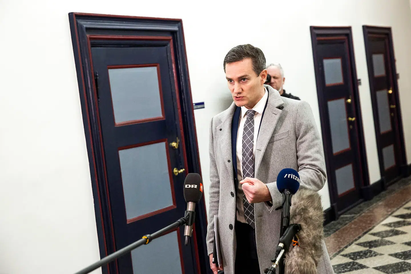 Konservatives Rasmus Jarlov forlader forhandlingerne, ved et doorstep på stengangen i Finansministeriet, mandag den 25. januar 2021.. (Foto: Ólafur Steinar Gestsson/Ritzau Scanpix)