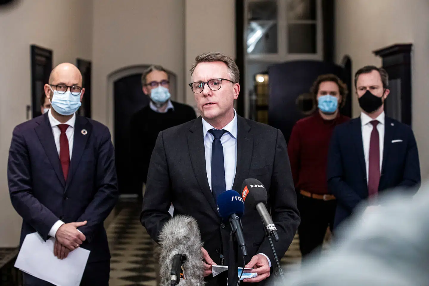 Fungerende finansminister Morten Bødskov. Regeringen, Venstre, Radikale Venstre, Socialistisk Folkeparti og Liberal Alliance præsenterer en aftale om erstatning til minkavlere og følgeerhverv ved et doorstep på stengangen i Finansministeriet, mandag den 25. januar 2021.Måneders forhandlinger er nu endt med en aftale om kompensation til hele minkerhvervet på op mod 19 milliarder kroner, blev flertal mandag aften enige om. Det skriver Ritzau, tirsdag den 26. januar 2021.. (Foto: Ólafur Steinar Gestsson/Ritzau Scanpix)