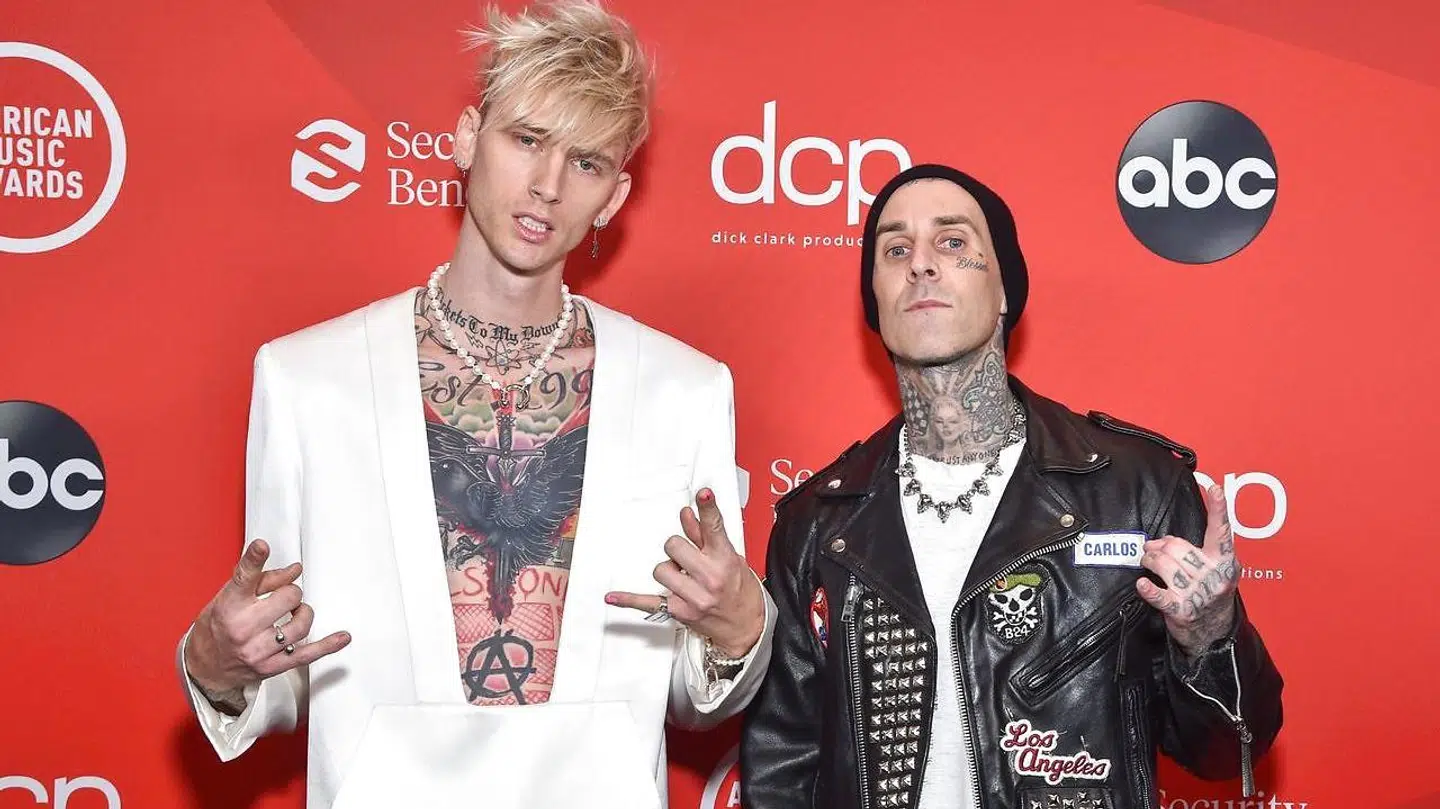 Rapper Machine Gun Kelly og musiker Travis Barker ved American Music Awards i 2020.