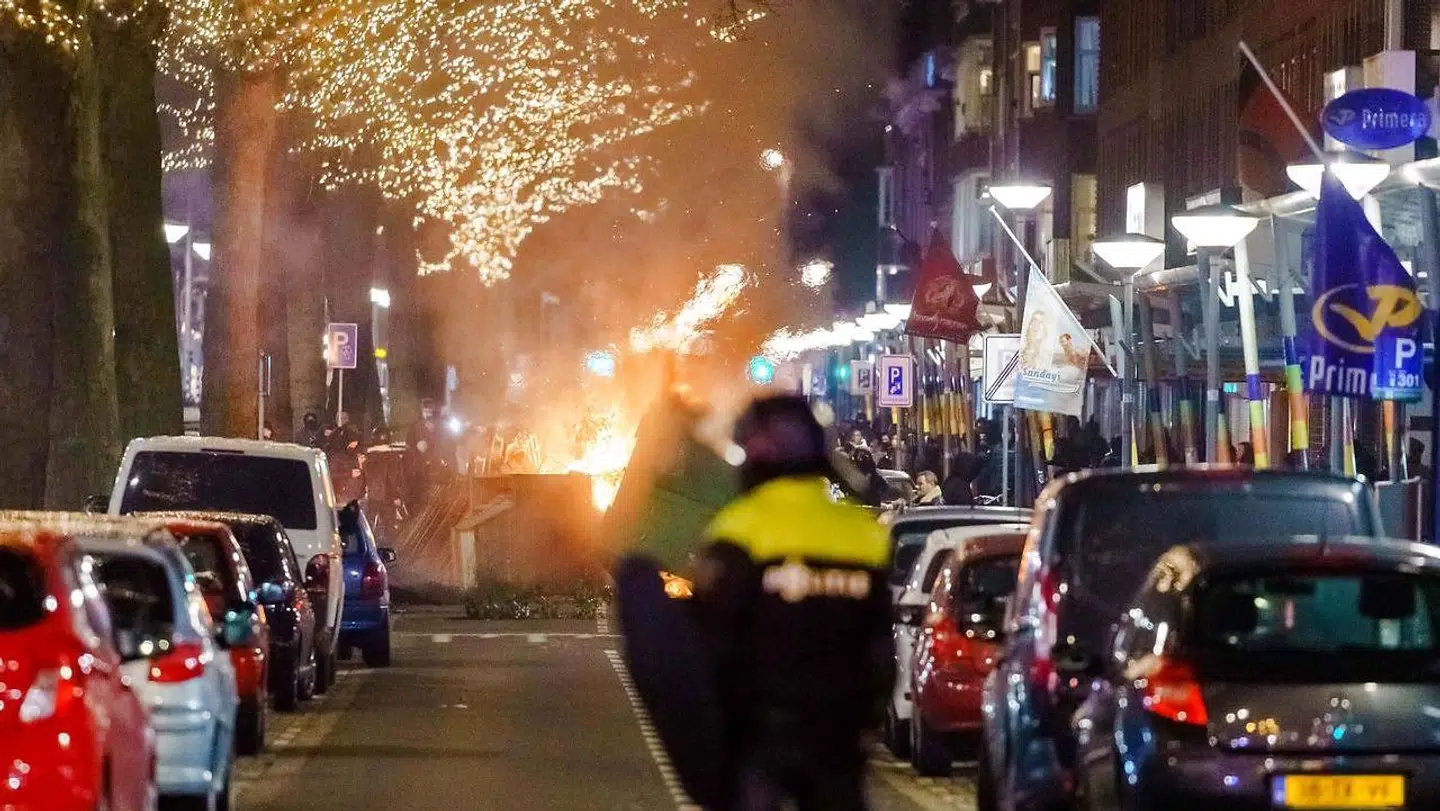Demonstranterne i Rotterdam satte ild til biler og containere.