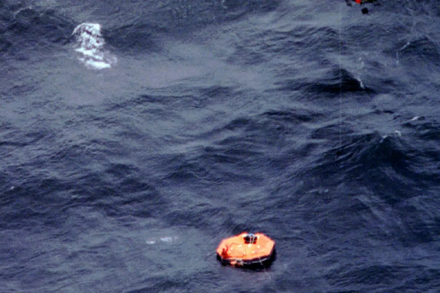 Anklager kræver dagbøder til journalister, som sidst år forstyrrede gravfreden ved Estonia i forbindelse med research af årsagerne til færgekatastrofen i 1994. Str. New/Ritzau Scanpix