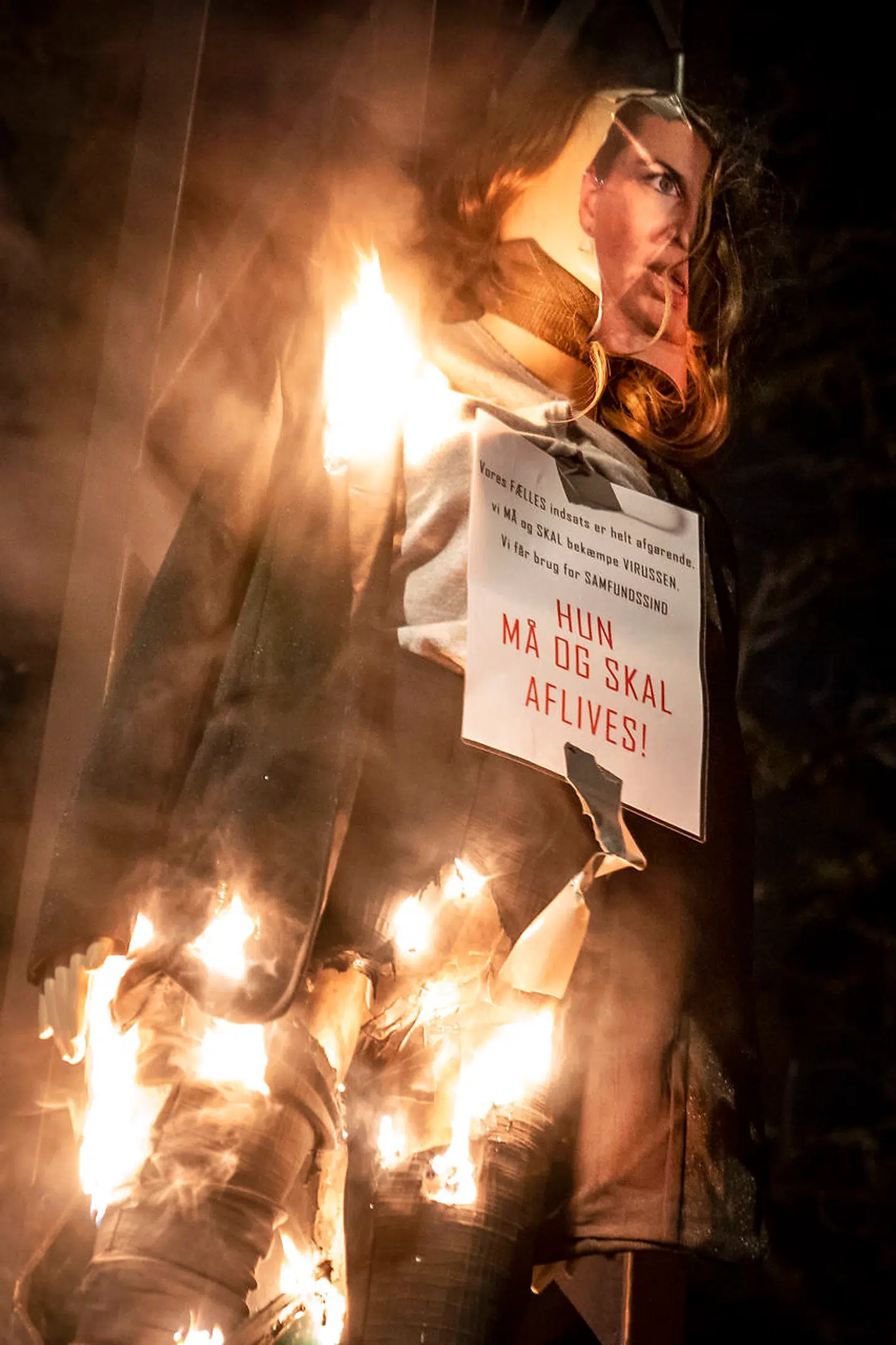 En dukke forestillende Mette Frederiksen afbrændes ved en demonstration lørdag.