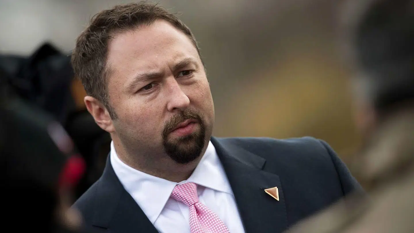 Jason Miller er en af de få, der er fulgt med Donald Trump.
