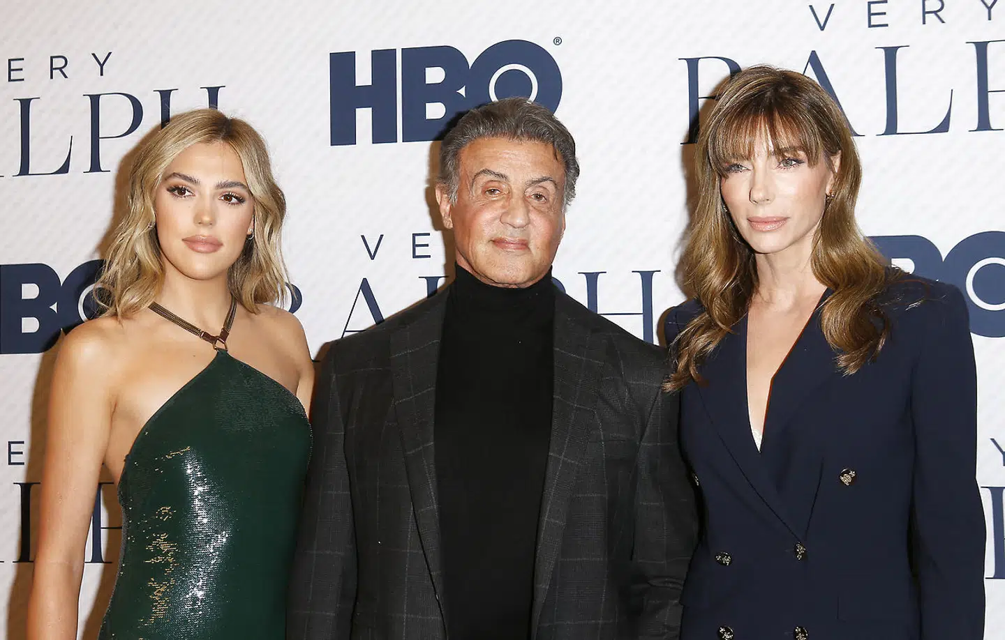 Sylvester Stallone, med sin kone Jennifer Flavin til højre, og en af sine døtre, Sistine Stallone, til venstre.