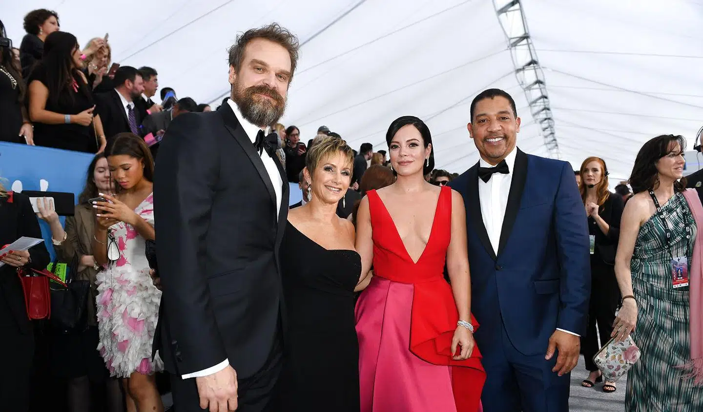 David Harbour (fra venstre mod højre) med SAG-AFTRA-præsident Gabrielle Carteris, sin kone Lily Allen ved Screen Actors Guild Awards i 2020.