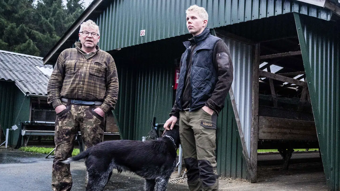 »Det er fuldstændig vanvittigt, det de har gjort,« siger John Junge. Her med sønnen Jesper, som også er en del af virksomheden, hvor der ikke er en eneste levende mink tilbage.Foto: Rasmus Laurvig