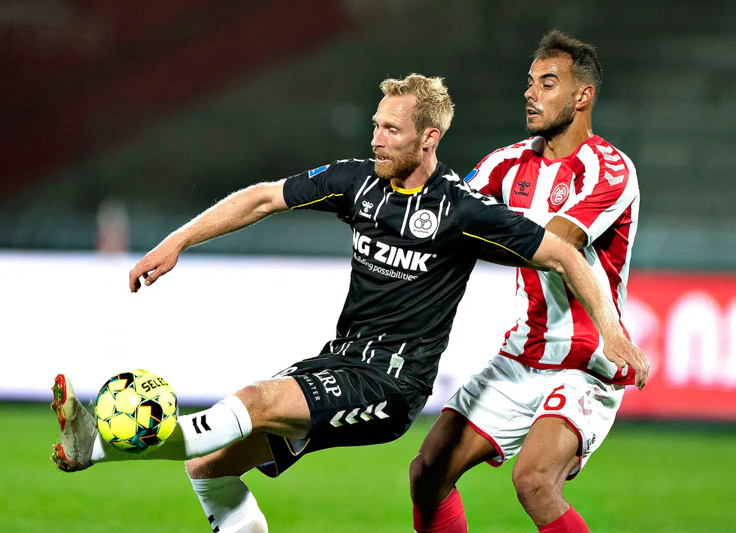 AC Horsens' Jonas Thorsen mod AaB's Pedro Ferreira i Superliga-kampen mellem AaB og AC Horsens på Aalborg Portland Park mandag 21. september 2020.