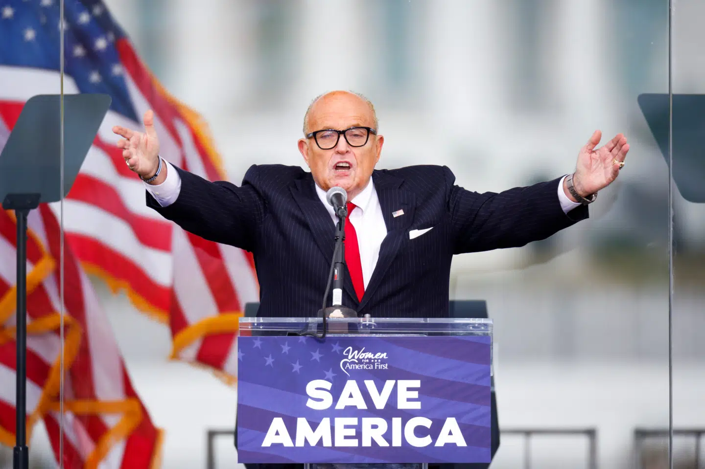 Præsident Donald Trumps personlige advokat, Rudy Giuliani, under sin tale til Trumps tilhængere i Washington D.C. 6. januar. Giulianis påstande om, at der er snydt med stemmesedlerne, har nu skaffet ham et stort søgsmål på halsen. Jim Bourg/Reuters