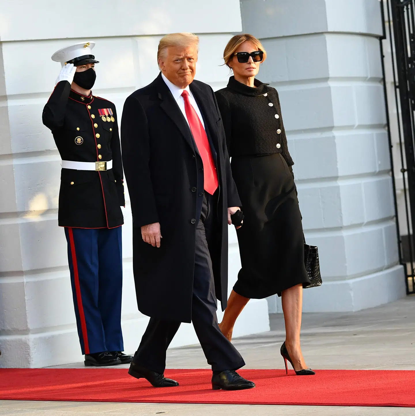 Her forlader Trump-parret Det Hvide Hus for sidste gang. Kort forinden har den tidligere præsident benådet adskillige.