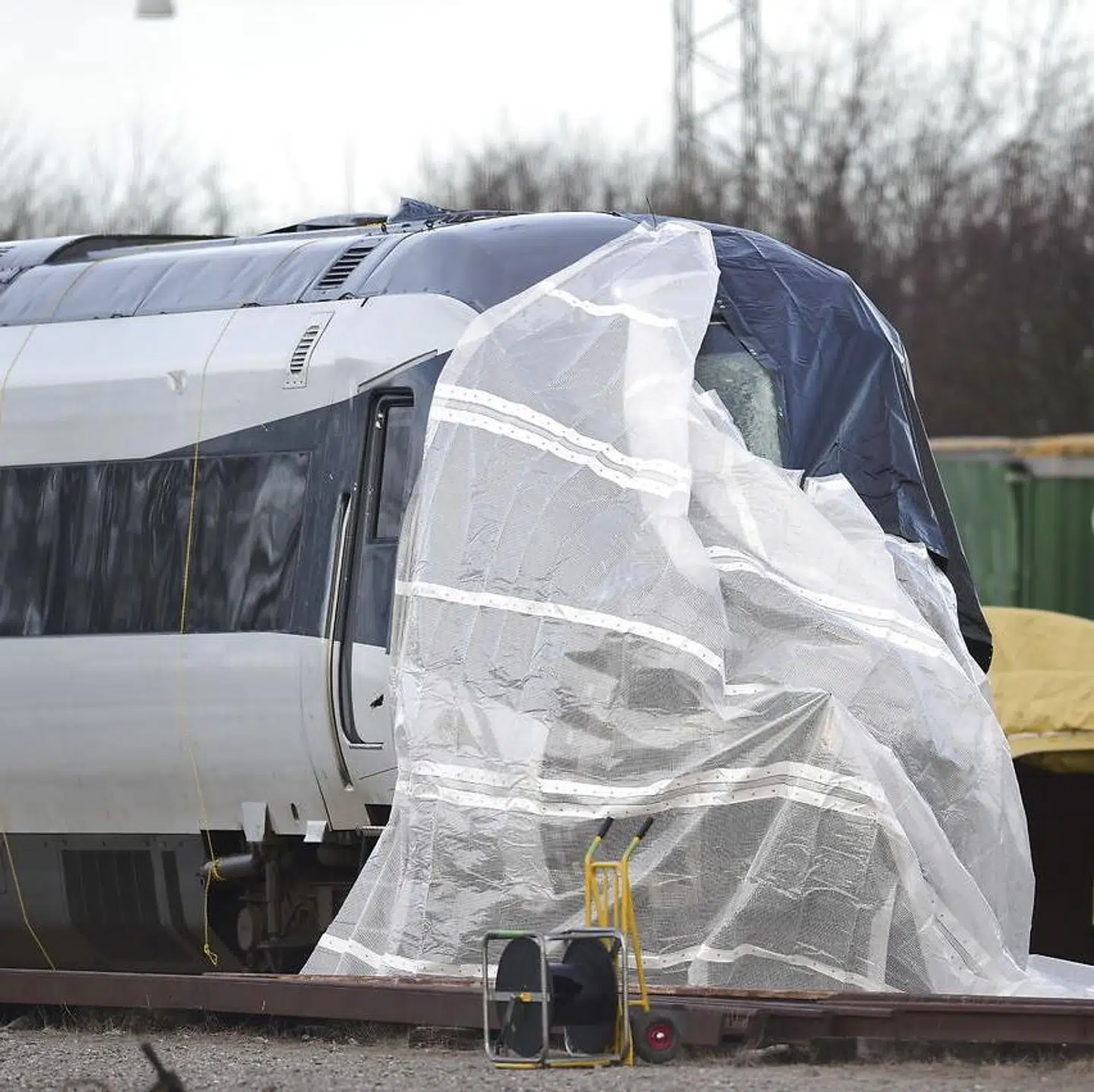 Toget fra ulykken i januar 2019 holder afdækket i Nyborg.