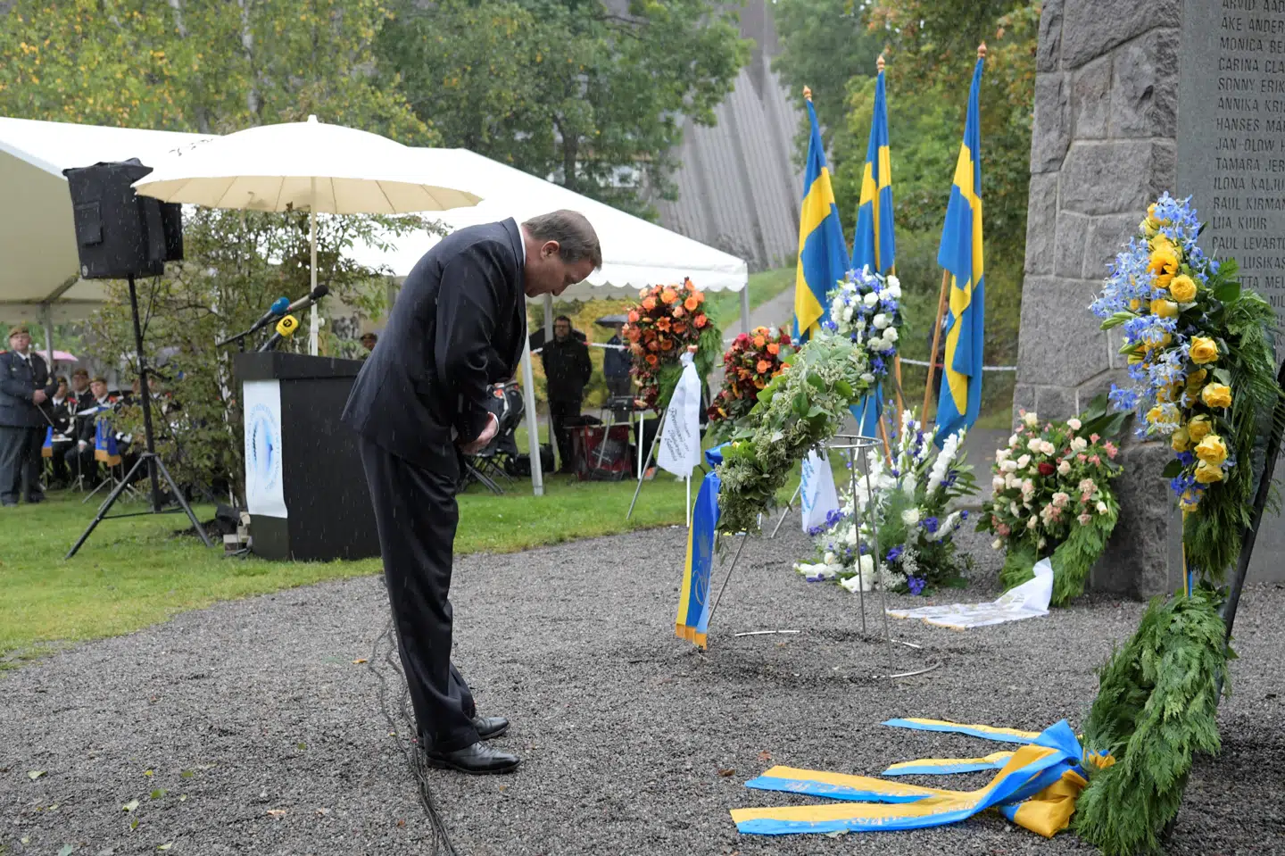 I Göteborg stilles en journalist mandag for retten for at have krænket gravfreden ved vraget af den estiske færge Estonia. Færgekatastrofen skete i september 1994. Sveriges statsminister, Stefan Löfven, ses på foto nedlægge krans ved mindehøjtidelighed i Stockholm på 25-årsdagen for skibskatastrofen den 28. september 2019. Tt News Agency/Reuters