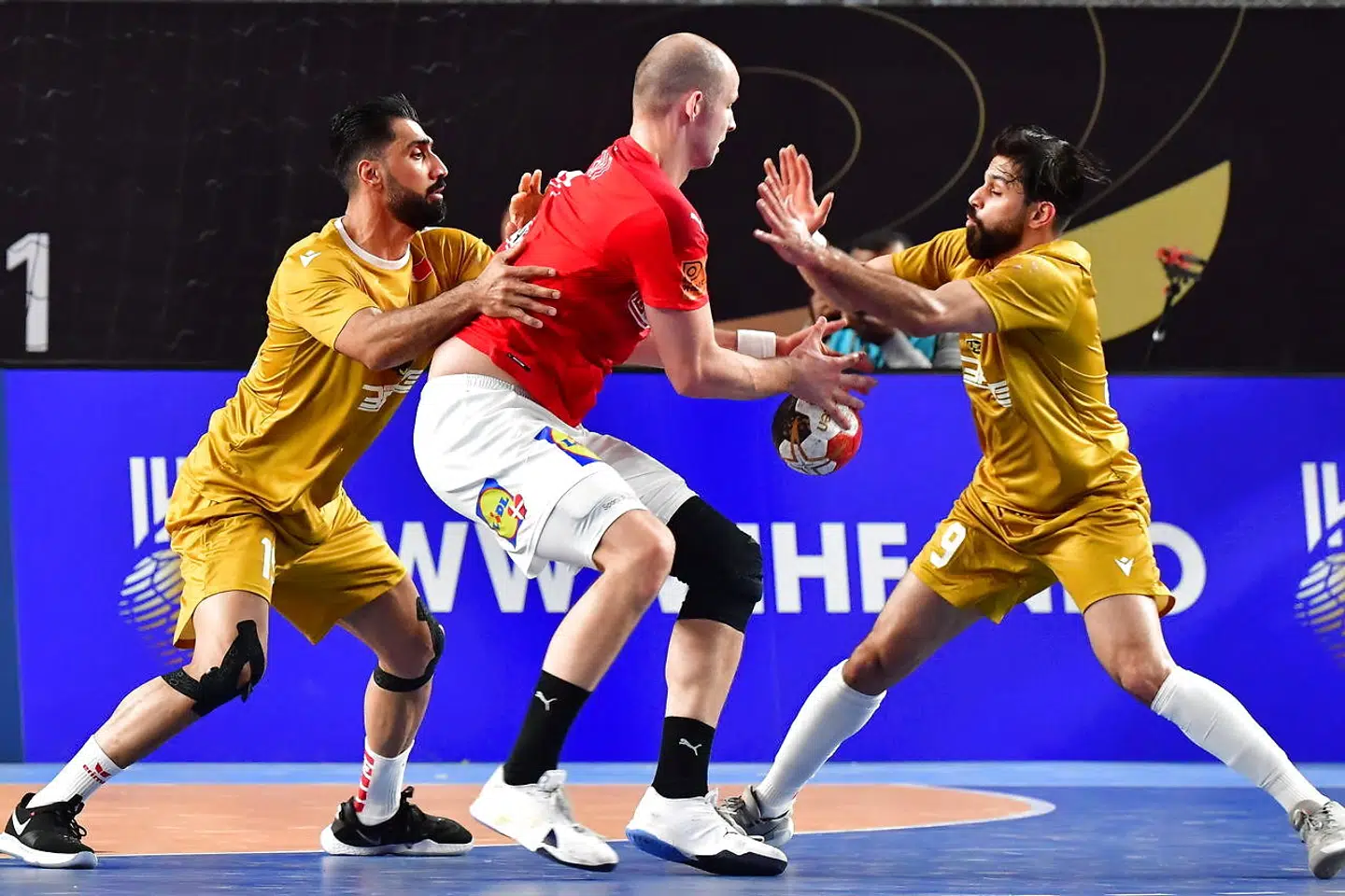 KAIRO 20210115 Danmarks Simon Hald Jensen under fredagens match i -VM, grupp D, mellan Danmark och Bahrain på Cairo Stadium Sports Hall. Foto: Jonas Ekströmer / TT / kod 10030. (Foto: 10030 Jonas Ekströmer/TT/Scanpix 2021)