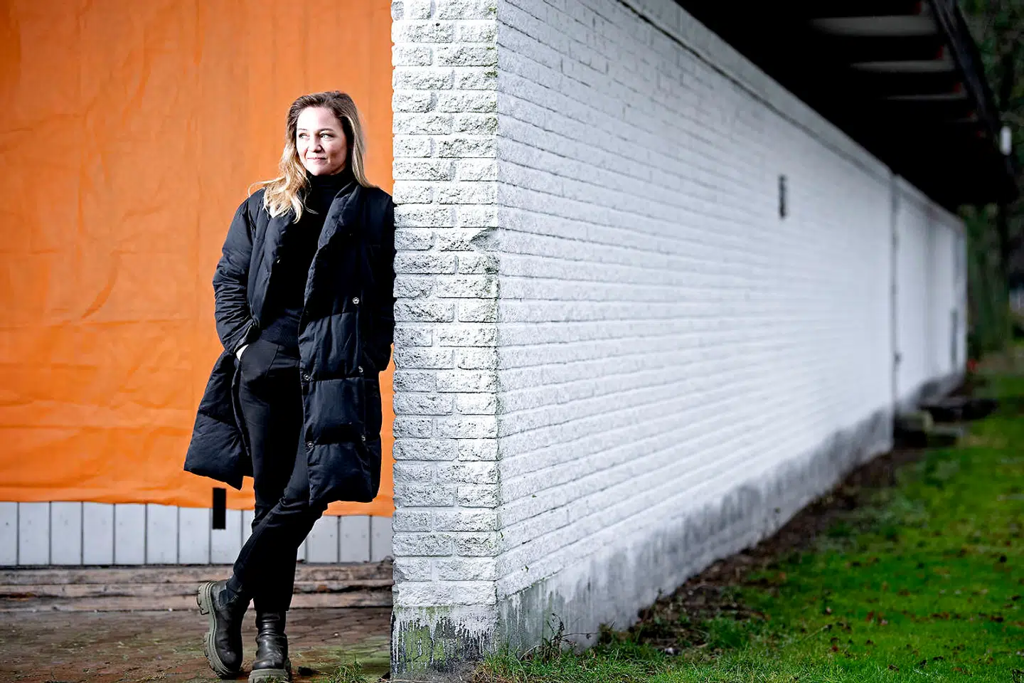 17 år har Mette Frisk været på Danmarks Radio, og eventyreren i hende skammer sig nogle gange over at være groet fast samme sted.