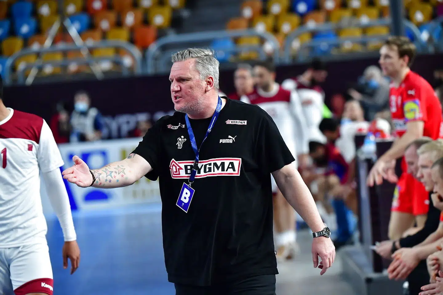 Kairo 20210121 Danmarks förbundskapten Nikolaj Bredahl Jacobsen under matchen i gruppspelet i handbolls-vm mellan Danmark och Qatar i Kairo, Egypten. Foto; Jonas Ekströmer/TT kod 10030. (Foto: 10030 Jonas Ekströmer/TT/Scanpix 2021)