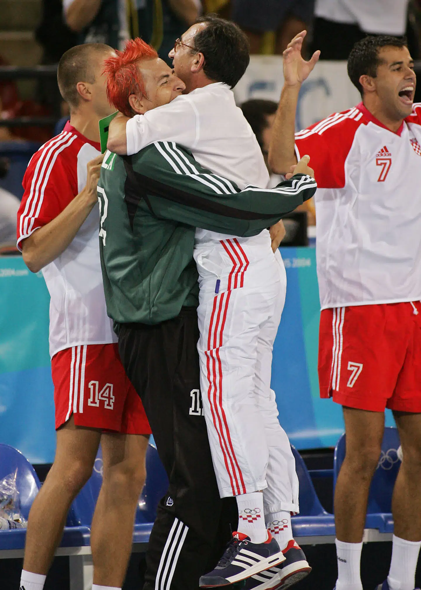Lino Cervar løftes af Vlado Sola efter kroatisk OL-guld i 2004.