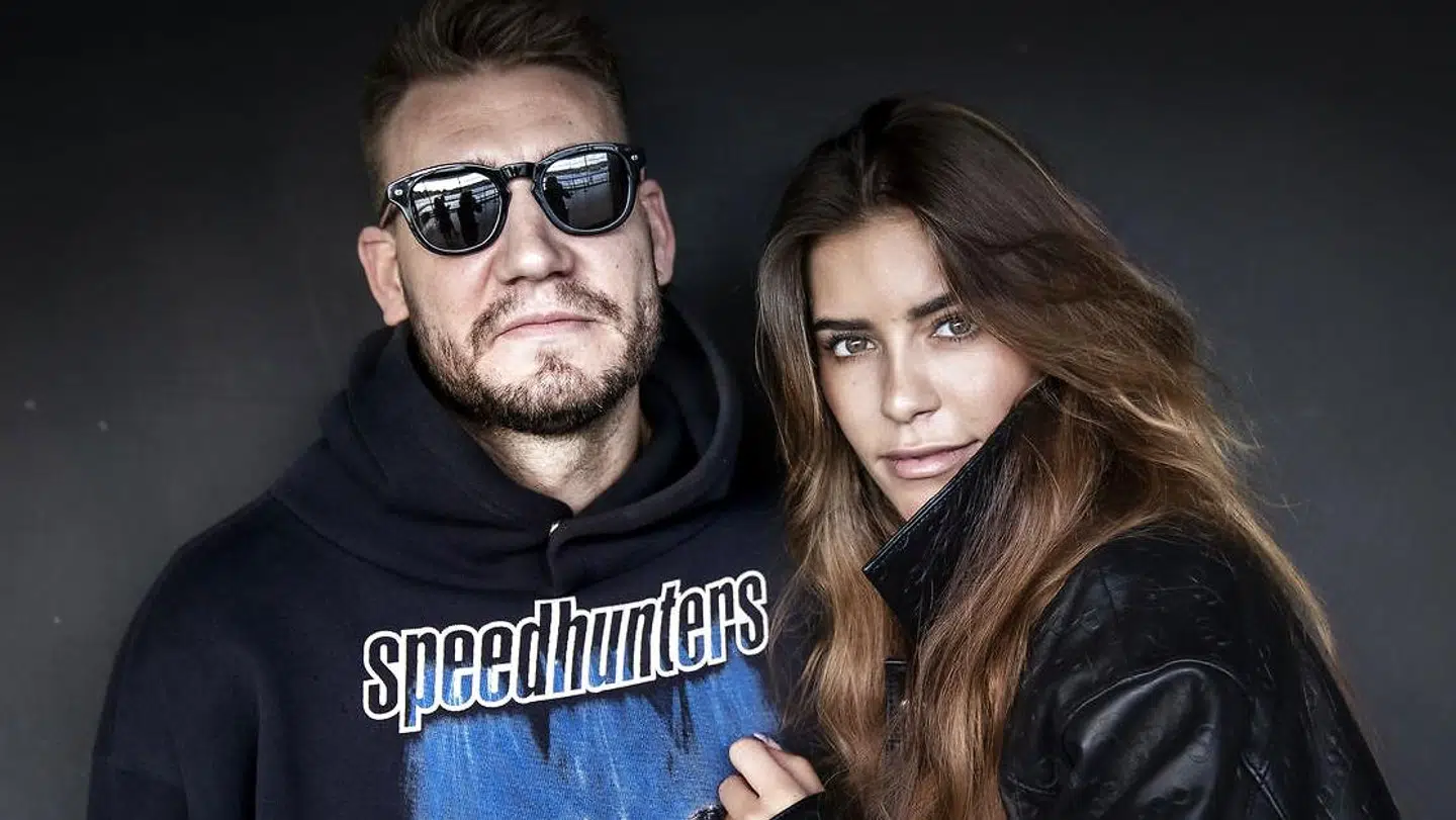 Nicklas Bendtner, der her ses med sin kæreste Philine Roepstorff, får også hug af Iben Hjejle.