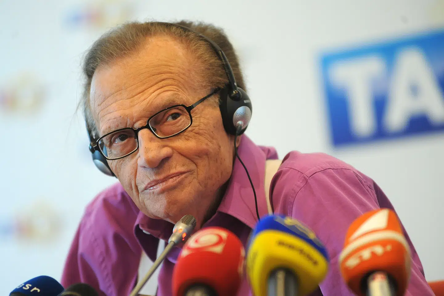 For danskere har Larry King været mest kendt for sin tid som journalist hos CNN, som han brød med i 2012. Derefter slog han sig sammen med den mexicanske forretningsmand Carlos Slim om at lave Ora Media, som selv producerede programmet Larry King Now. (Arkivfoto) Samuel Kubani/Ritzau Scanpix
