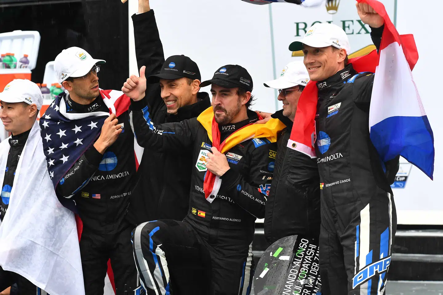 Kevin Magnussen codriver Renger van der Zande (t.h.) vandt i 2019 24-timersløbet i Daytona sammen med blandt andre Fernando Alonso (i midten).