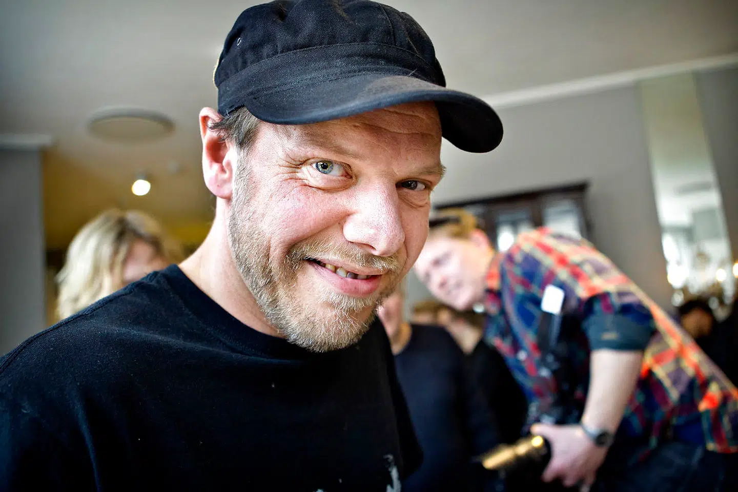 Johan Olsen fra Magtens Korridorer synger omkvædet på 'For evigt'.